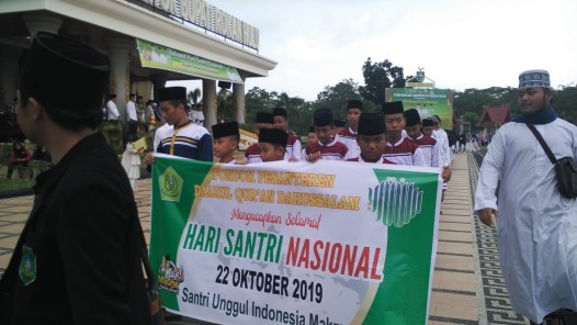 Suasana Puncak peringatan Hari Santri Nasional (HSN) ke-4 Tingkat Provinsi Riau dipusatkan di Pasir Pangaraian, Rohul berlangsung meriah, yang dihadiri Gubri Syamsuar, Kapolda, Bupati Rohil, Forkompinda dan belasan ribu santri di Riau.