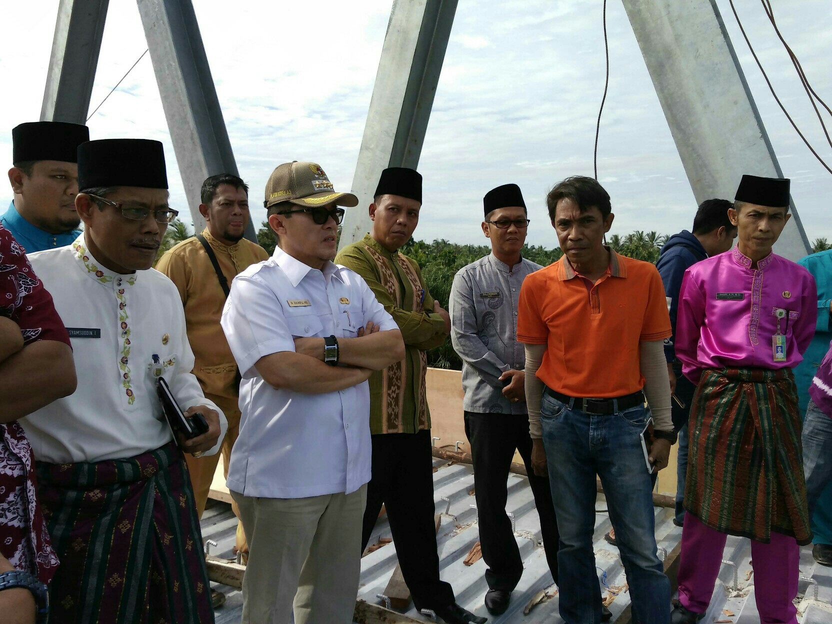 Walikota Dumai Drs H Zulkifli AS MSi tinjau pembangunan Jembatan Suka Damai.