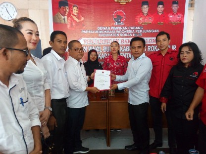 Cutra Andika mengembalikan formulir pencalonan bakal calon bupati, Selasa (17/9/2019) di Bagansiapiapi. 