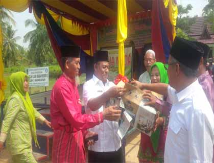   Wabup Jamiluddin didampingi Kadisdikbud Rohil, Rusli Syarif melepaskan burung ke udara pertanda diresmikannya tahun ajaran baru SLBN 1 Bagansiapiapi.