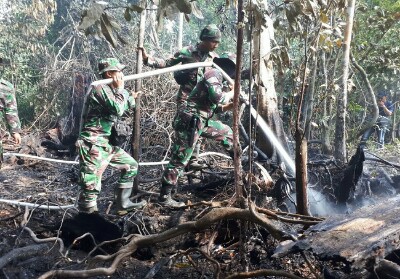 TNI bantu padamkan kebakaran lahan di Riau.