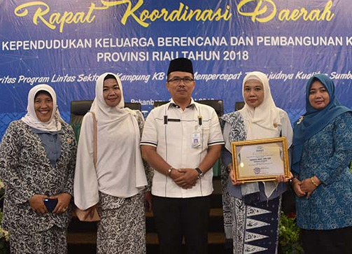 Hafniza foto bersama usai menerima piagam penghargaas sebagai juara II Bidan Terbaik Tingkat Provinsi, pada acara Rakorda di Ball Room Hotel Pangeran Pekanbaru