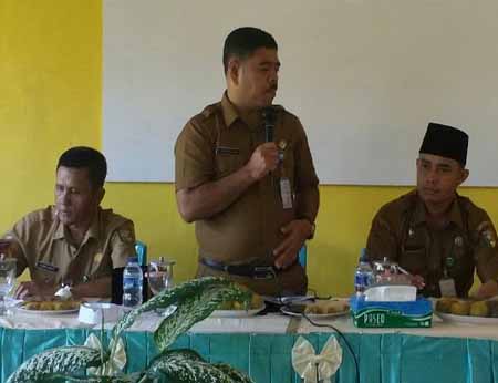 Kabid Dikdas Kuansing Masrul Hakim beri sambutan saat acara temu ramah dengan guru dan Kepsek di Benai.