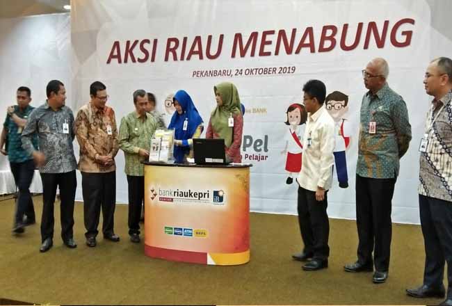 Gubernur Riau Syamsuar saat hadir di acara Aksi Riau Menabung.