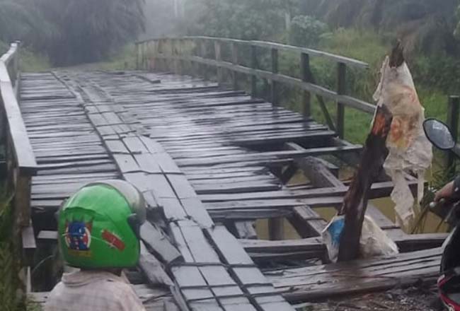 Kondisi jembatan Lintas Jalai saat ini yang rusak di berbagai tempat dan butuh perhatian Pemkab Inhil.