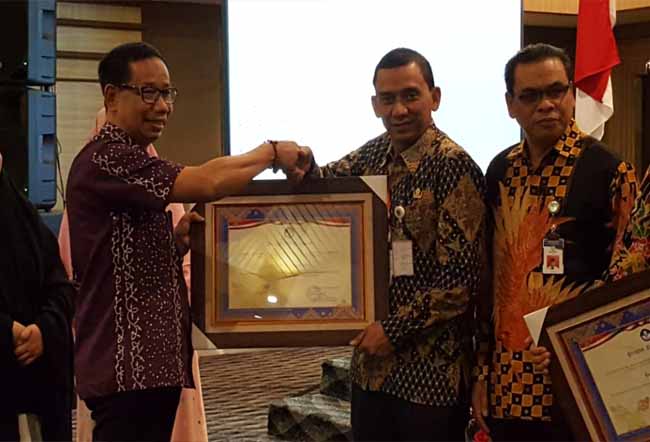  Mewakili Bupati Rohul H Sukiman, Kabag Umum Setda Rohul Abdullah SE, terima penghargaan dari Kepala Balai Bahasa Riau, Badan‎ Pengembangan Bahasa dan Perbukuan, Kemendikbud RI, Songgo Siruah.