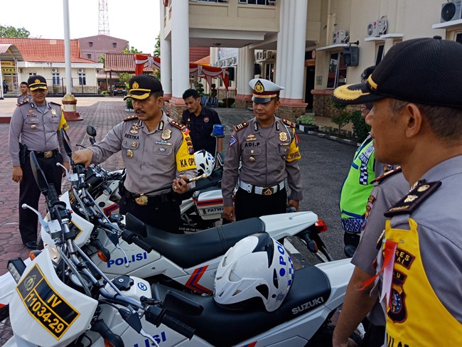  Kapolres Dumai AKBP Restika P Nainggolan saat memeriksa kendaraan operasional Polres Dumai dalam rangka Ops cipta kondisi 2018. Foto Bambang 