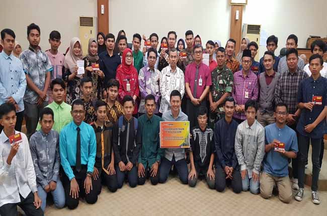 Serah terima CSR Bank Riau Kepri berupa Biaya Pendidikan untuk 29 Calon Mahasiswa Provinsi Riau dari Aliansi YAPARI), Kamis (10/10/2019).