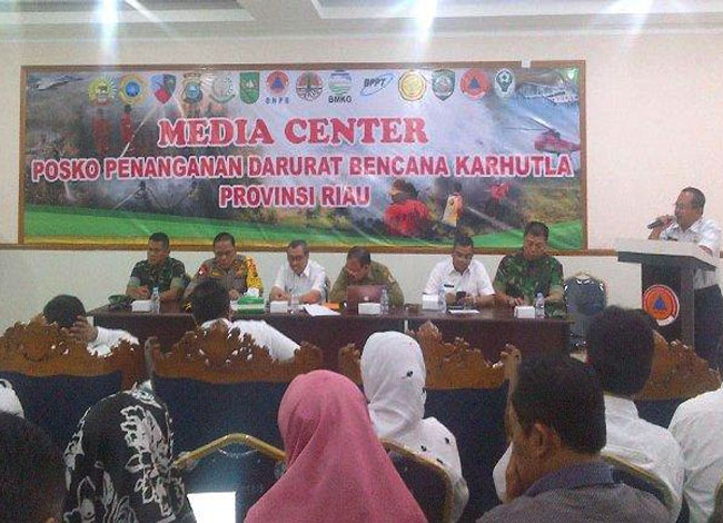 Rapat kebakaran lahan dan hutan di posko Satgas Penanganan Darurat 
Bencana Karhutla Riau, Komplek Lanud Roesmin Nurjadin, Pekanbaru, Rabu 
(27/2/2019).  <br>