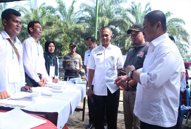  Bupati Amril didampingi Ketua KPU Bengkalis saat meninjau pemungutan suara di TPS 01 Desa Harapan Baru.