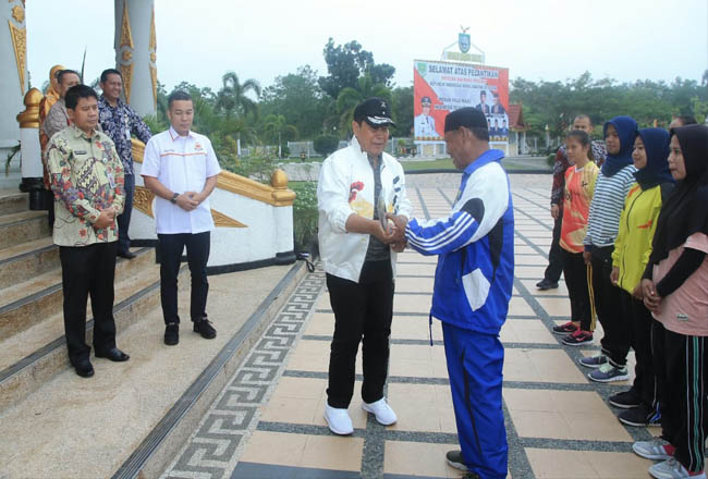 Bupati Sukiman bersama Sekda Abdul Haris, melepas atlet Hoki untuk ikuti seleksi pra PON di Jakarta, di lepas Selasa pagi dari halaman kantor Bupati Rohul