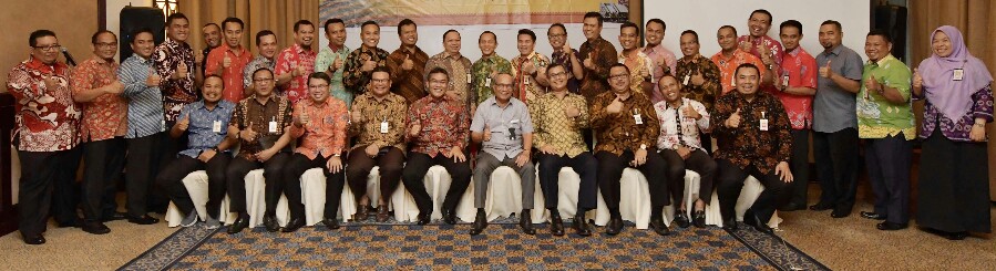 Jajaran Komisaris dan Direksi beserta seluruh Pemimpin Cabang Bank Riau Kepri dan Para Pemimpin Cabang Pembantu di wilayah Kepulauan Riau usai melakukan Acara Sosialisasi Job Empowerment, Jumat (16/3/2018).