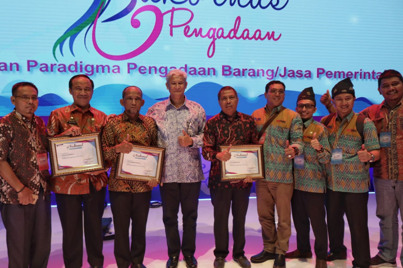 Sekretaris Daerah (Sekda) Kabupaten Siak Tengku Said Hamzah menerima National Procurement Award 2018