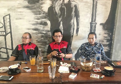 Ketua DPC Serbundo Kampar Mulyadi Manalu (mengenakan baju batik).
