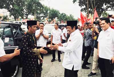 Idris Laena saat menyambut kedatangan Joko Widodo ke Posko TKD Jokowi Ma