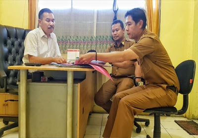 Bagian Hukum dan HAM Sekretariat Daerah Pemkab Meranti saat melaporkan Rita Mariana ke Polres Meranti.