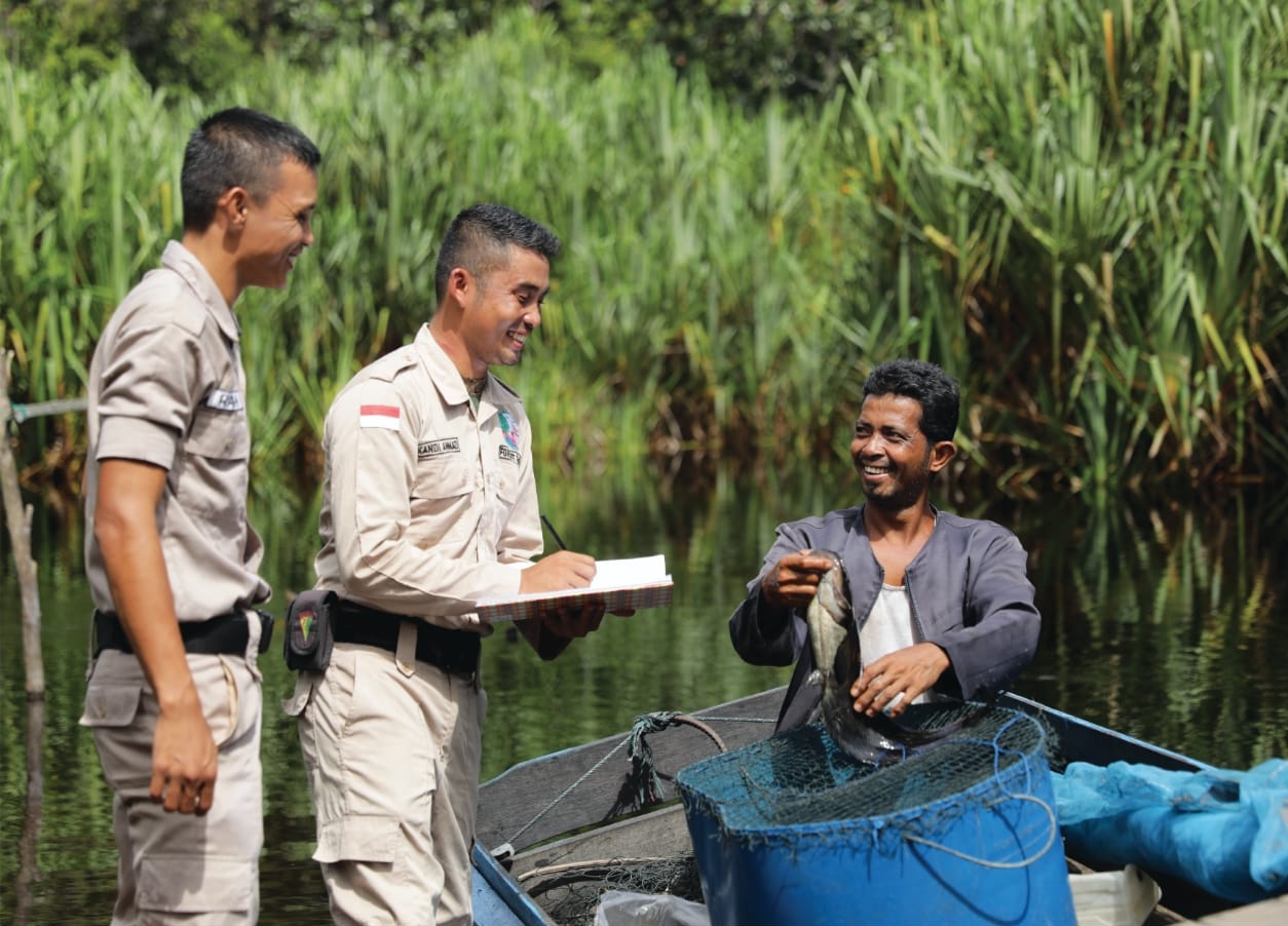 Tim Forest Ranger patroli dan mencatat aktifitas masyarakat yang memasuki areal hutan RER guna menjaga keamanan, dari perambahan hutan dan penangkapan ikan dengan cara penyentruman.