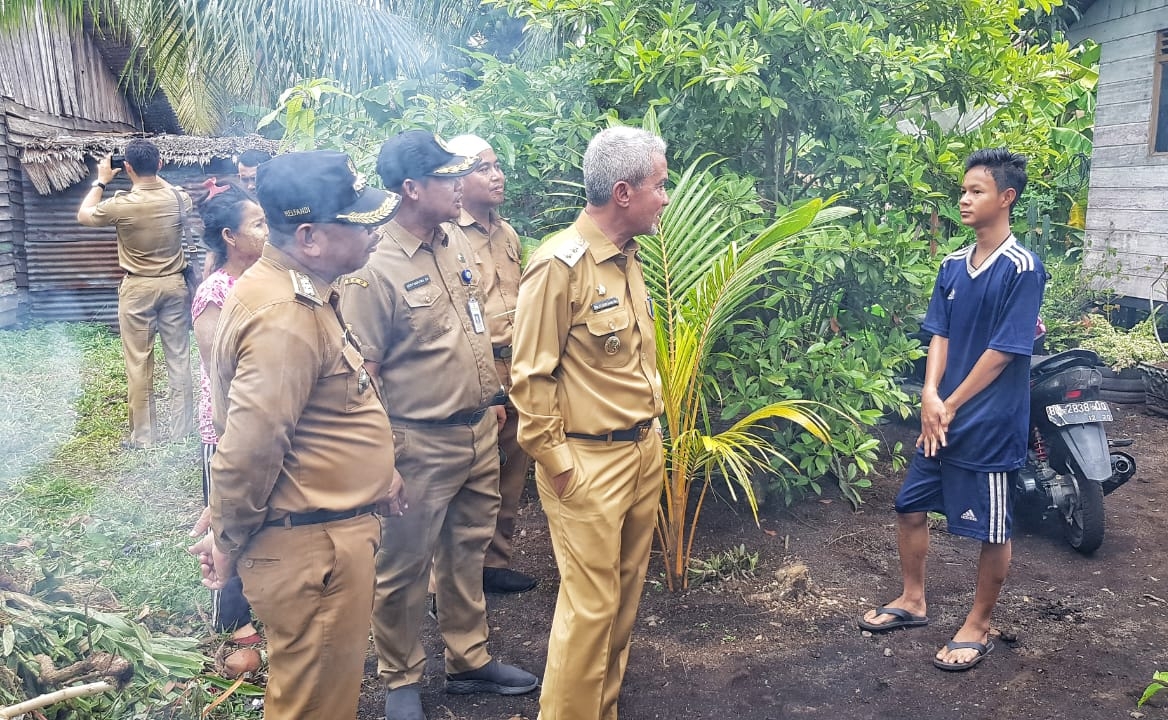 Wakil Bupati Kepulauan Meranti H Said Hasyim dan rombongan saat mengunjungi rumah warga kurang mampu.