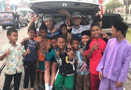 Anak-anak Siak foto bersama dengan para rider peserta TdSi 2019.