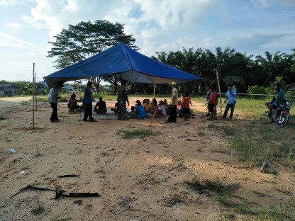 Banjir sekitar dua pekan, landa Desa Bonai, Kecamatan Bonai Darussalam, sebabkan 100 KK mengungsi di tenda penampungan .
