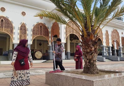  Ketua Umum Masjid Agung Islamic Center Rohul H Abdul Haris, ikut gotong royong membersihkan kawasan lingkungan Masjid Agung Islamic Centre.