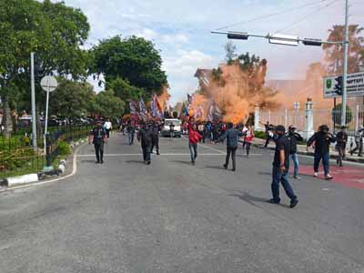 Suporter PSPS Pekanbaru demo Kantor Gubernur Riau.