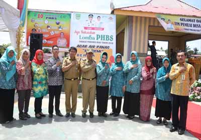 Bupati Sukiman, Sekda Abdul Haris dan Ketua TP PKK Hj Peni Herawati, hadiri kegiatan penilaian lomba PHBS di Desa Air Panas Kecamatan Pendallaian IV Koto, oleh tim penilai dari Provinsi Riau.