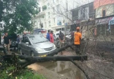 Kota Padang di Hantam Hujan Badai.