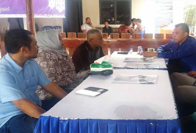 Ketua DPD PAN Bengkalis Syaukani tampak berbincang-bincang dengan tiga balon dari PAN, Bagus Santoso, Kasmarni dan Rozali Saidun.