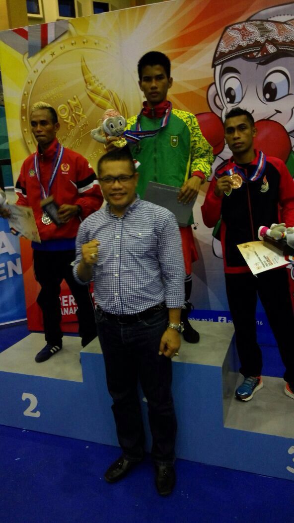 Ketua Umum Pertina Riau, Robin P Hutagalung foto bersama peraih medali kelas 46 kg
