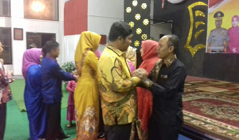 Ketua DPRD Kuansing Andi Putra bersalaman dengan Kapolres Kuansing AKBP Fibri Karpiananto.
