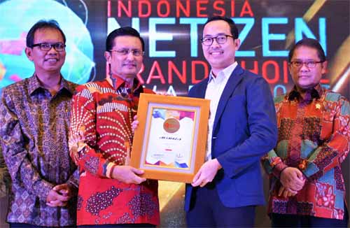   Arie Hermawan selaku Head of Branding and Digital Marketing PT. Toyota-Astra Motor menerima penghargaan Toyota Avanza sebagai Netizen Car Choice dalam ajang Netizen Brand Choice Award (INBCA 2017)