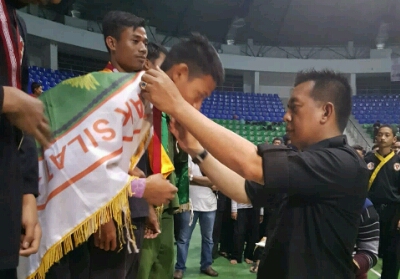 Ketua Pengcab IPSI Kota Pekanbaru, Zulfahmi Adrian yang juga Kadispora Kota mengalung medali kepada para juara.