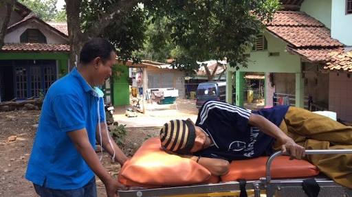 Afandi saat dipindahkan oleh tim medis ke RSUD Kalisari, Jumat (14/9/2018). 