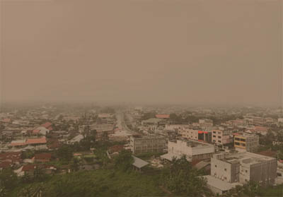 Kota Dumai masih diselimuti kabut asap tebal, status udara tidak sehat.