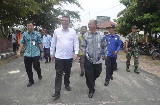  Kunjungan Kepala Badan Restorasi Gambut (BRG) Republik Indonesia Nazir Foead di Kabupaten Bengkalis, bertempat Kantor Camat Rupat didampingi Plt Kepala Bappeda Yuhelmi.