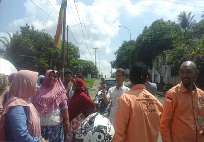  Belasan ibu ibu protes ke petugas, karena mereka tidak dapat salurkan hak suaranya di TPS 07 Lanngopan, Kelurahan Pasir Pangaraian.