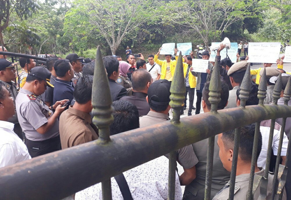 Ketua DPRD Kuansing, Andi Putra SH, MH temui para pengunjuk rasa.