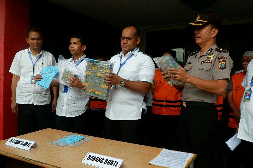 Ekspos kasus oleh Direktur Reserse Kriminal Khusus, Polda Riau, Kombes Pol Gidion Arif Setiawan 