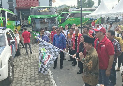 Ceremony keberangkatan Program Mudik Bareng 134 orang pelanggan dilakukan oleh Walikota Bandar Lampung, Herman HN didampingi Manager Branch Telkomsel Lampung, Asep Jalaluddin pada Jumat (31/5) di Kantor Telkomsel Smart Office Lampung.