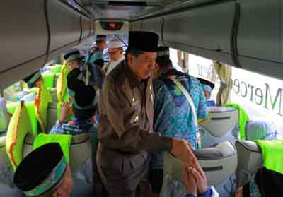  Bupati Siak Alfedri melepas JCH asal Kabupaten Siak, yang diberangkatkan menuju Embarkasi Haji Antara di Pekanbaru dari halaman Asrama Haji Kabupaten Siak