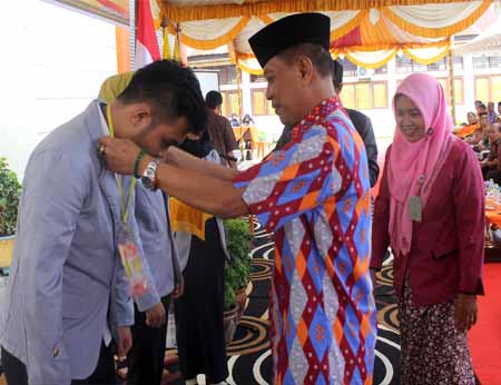  Asisten II Setda Inhu Drs. suratman saat penyematan tanda peserta KKN-PPM Angkatan X STIE-I Tahun 2017.