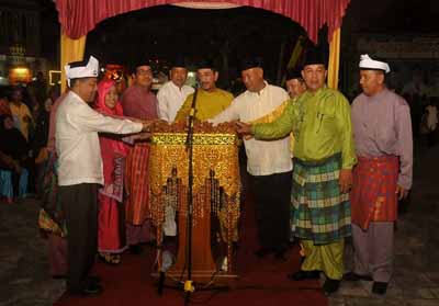  Wabup Inhu beserta pejabat lainnya saat menghadiri Pelaksanaan Musabaqah Tilawatil Qur’an (MTQ) tingkat Kabupaten Inhu ke-48 yang dipusatkan di Desa Rantau Mapesai, Kecamatan Rengat.
