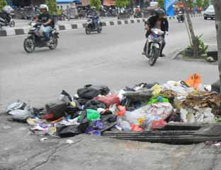 Sampah di salah satu sisi jalan di Kota Pekanbaru.