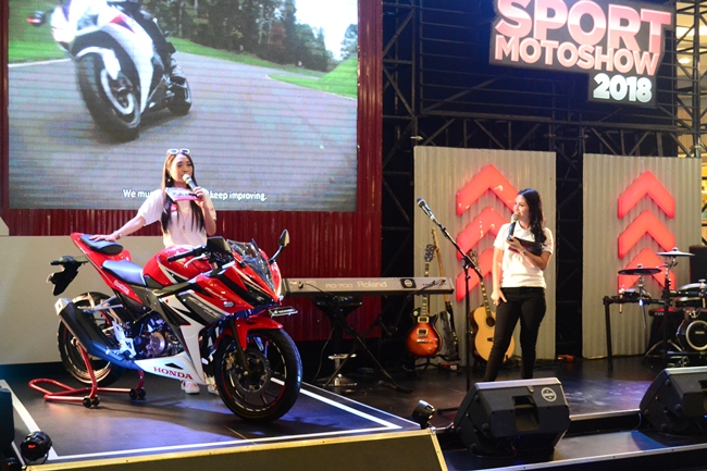 Penjelasan keunggulan produk All New Honda CBR250RR oleh MC saat gelaran Honda Sport Motoshow Pekanbaru