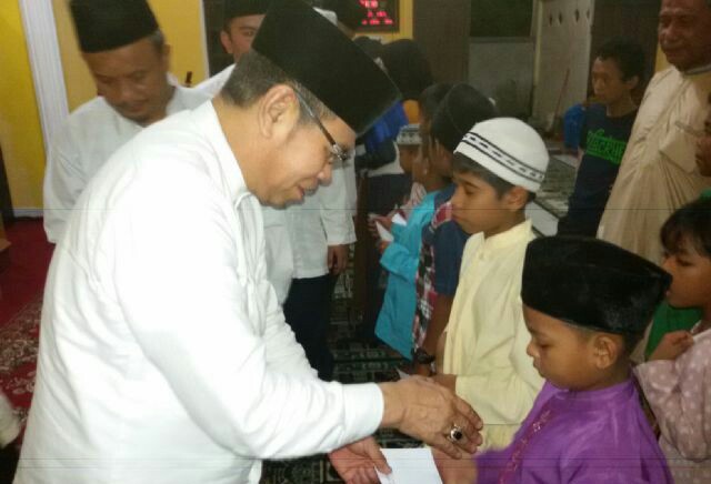 Wakil Bupati Bengkalis Muhamad didampingi Camat Bukit Batu M. Fadlul Wajdi, Ketua IKMR Bukit Batu Ardasir memerikan santunan anak yatim.