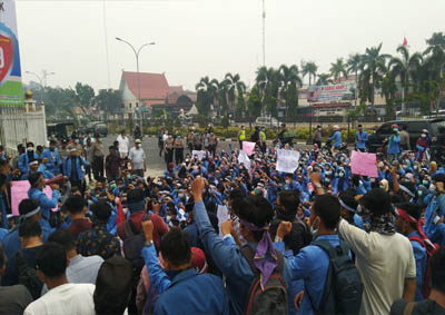 Aksi mahasiswa saat demo di depan Kantor Gubernur Riau.