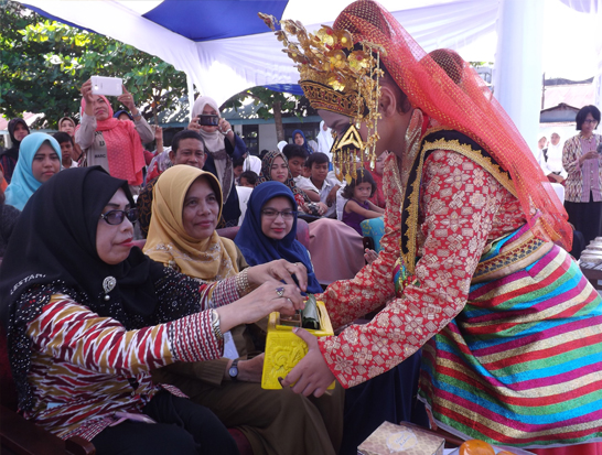 epala Sekolah SD Negeri 14 Pekanbaru, Nurhasanah SPd.I saat mencicipi sekapur sirih sebagai tanda dimulainya acara perpisahan murid kelas VI, Selasa (23/5).