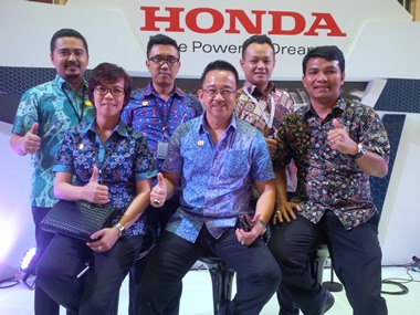 Manajemen Dealer Honda Soekarno Hatta dan SM Amin Pekanbaru foto bersama
