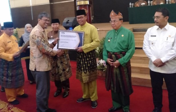 Bupati Rokan Hilir terima penghargaan dari Inspektorat Provinsi Riau
